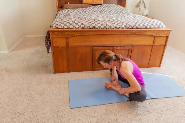 Een Vrouw Die Thuis Yoga Beoefent Tijdens Pandemie Van Covid19 — Stockfoto