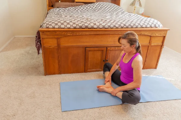 Een Vrouw Die Thuis Yoga Beoefent Tijdens Pandemie Van Covid19 — Stockfoto