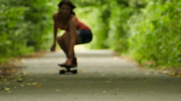 Chica sexual con monopatín ir parque de verano. Movimiento lento — Vídeo de stock