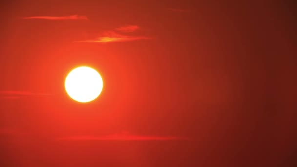 Lever du soleil avec soleil rouge, nuage. Temps écoulé sans oiseaux 