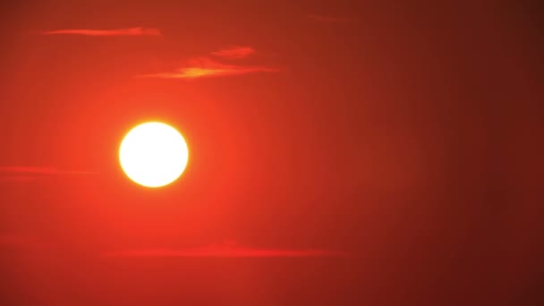 Hora do nascer do sol com sol vermelho, nuvem. Tempo limite sem aves — Vídeo de Stock