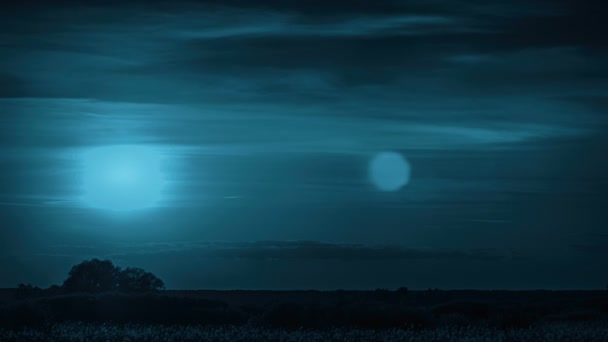 Noapte mistică cu nori lunari. Timpul trece fără păsări. 4K ( 4096x2304 ) — Videoclip de stoc