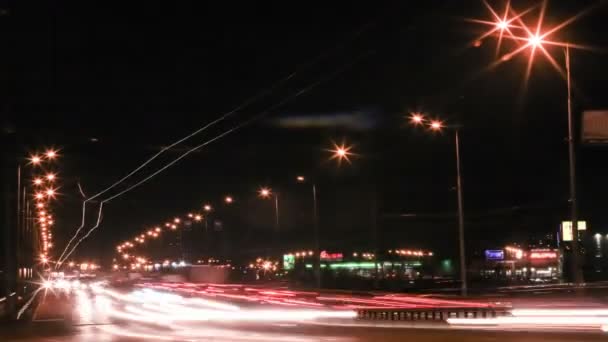 Movimento de carros na cidade noturna com fogos de faróis. 4K ( 4096x2304). Desfasamento temporal — Vídeo de Stock
