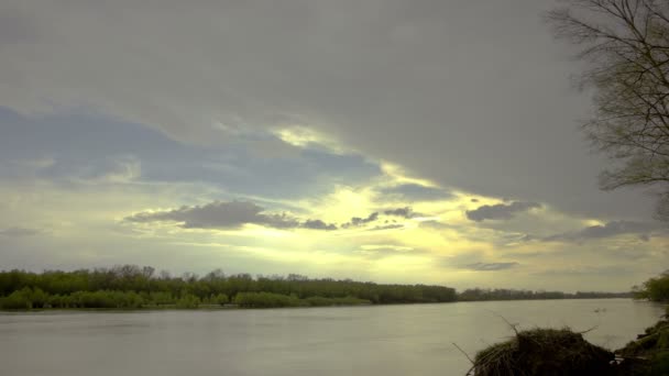 Nehir ve bulutlar ile manzara. Zaman atlamalı. 4k (4096 x 2304) zaman atlamalı kuşlar olmadan ham çıktı. — Stok video
