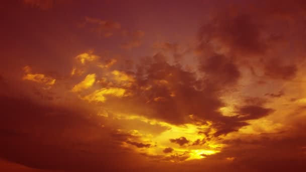 Paisaje rojo con nubes y cielo Time lapse. 4K (4096x2304) lapso de tiempo sin aves, salida RAW — Vídeo de stock