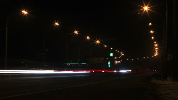 在夜晚的城市轿车的运动与车灯的火灾。4k (4096 x 2304)。时间流逝 — 图库视频影像
