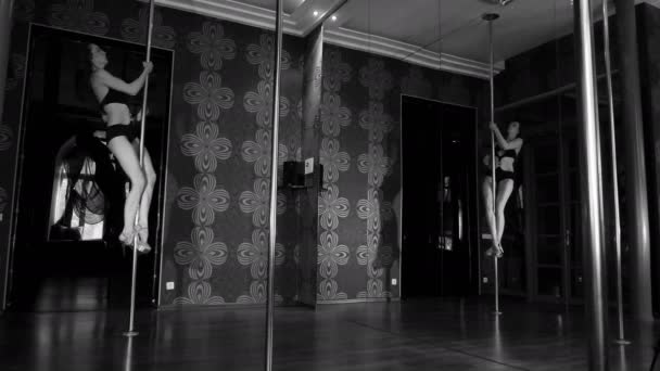 Sexual  stripper  girl training on  pole hall. Black & white .4K 3840x2160 — Stock Video