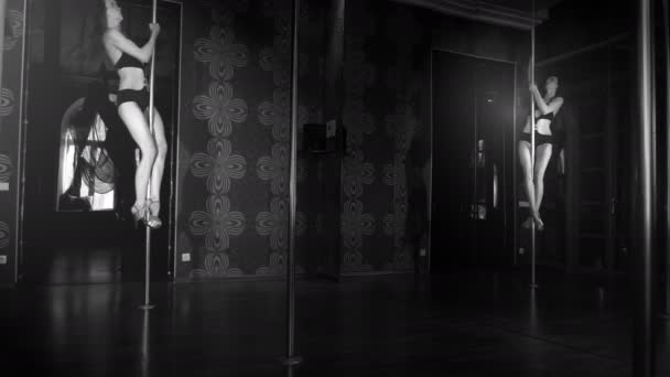 Chica stripper sexual lloviendo en pole hall. Blanco y negro 4K 3840x2160 — Vídeos de Stock