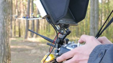 Dron operatör verici tutan adam ve drone ile faaliyet göstermektedir. 4k 3840 x 2160