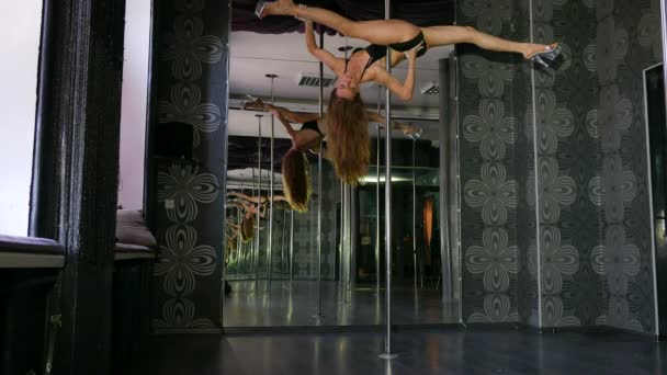 Exercises on  pole  of attractive  girl   pole dancer. 4K 3840x2160 — Stock Video