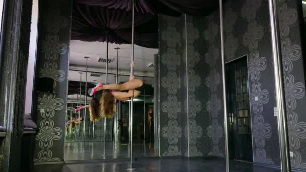 Στριπτιζέζ σεξουαλική κορίτσι pole dancer για εκπαίδευση στην αίθουσα πόλο.4k 3840 x 2160 — Αρχείο Βίντεο