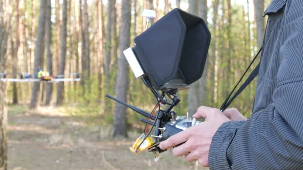 Operador de drones sosteniendo transmisor de radio. 4K 3840x2160 — Vídeo de stock