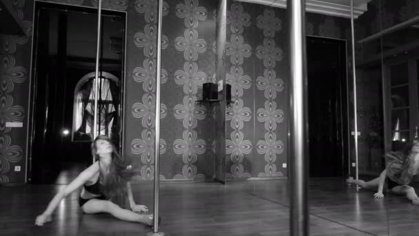 Striptizerka dziewczyny tancerka słup szkolenia. Black & biały.4k 3840 x 2160 — Wideo stockowe