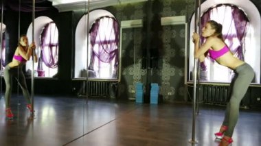  Cinsel kız striptizci direk dansör cesedi ısıtıyor. 4k 3840 x 2160