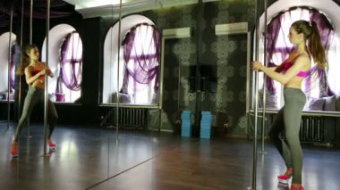  Cinsel kız striptizci direk dansör cesedi ısıtıyor. 4k 3840 x 2160