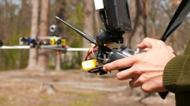 Adam casus uçak operatör holding vericisi. 4k 3840 x 2160