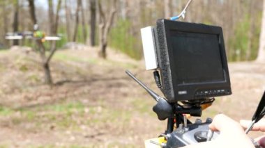  Denetim Masası drone ile operatör ve uçan uçak.4k 3840 x 2160