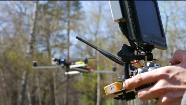 Чоловік дрон оператор тримає передавач в дереві. 4K 3840x2160 — стокове відео