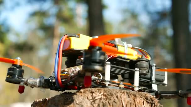 Piccole viti di torsione drone in legno, da vicino 4K 3840x2160 — Video Stock