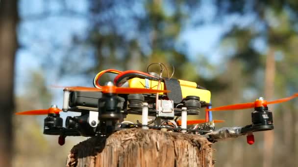 Malý dron zvraty šrouby do dřeva, zblízka, 4k 3840 x 2160 — Stock video
