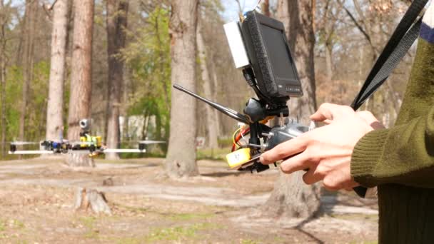 Mannen drone operatören innehav sändare. 4k 3840 x 2160 — Stockvideo