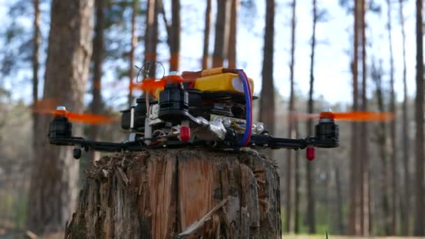 Petit drone tord vis et clignote ampoules, gros plan, 4K 3840x2160 — Video