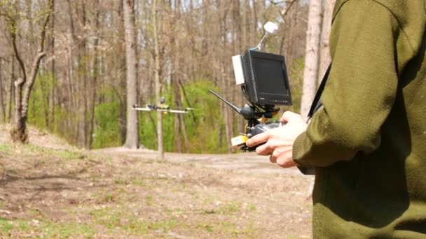 Hombre con un suéter verde, operador de drones sosteniendo transmisor. 4K 3840x2160 — Vídeos de Stock