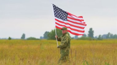   Amerikalı bir asker bayrağı alanına dönüyor. 4k 3840 x 2160