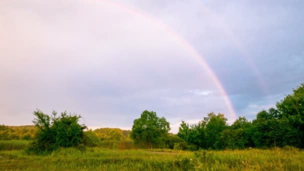 Paesaggio con bel cielo e arcobaleno che scompare. 4K 4096x2304 Lasso di tempo senza uccelli — Video Stock