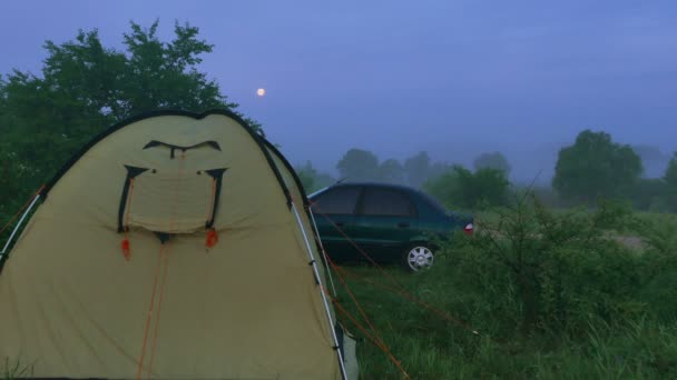 Paesaggio con auto, tenda e luna. 4K 4096x2304 Lasso di tempo senza uccelli — Video Stock