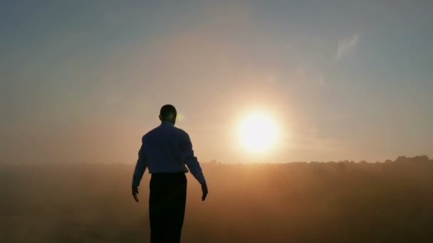 Homme d'affaires méditant (prière) au lever du soleil en montagne. 4K 3840x2160 — Video