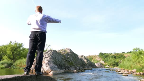 Бізнесмен медитує біля гарної річки в літній день. 4K 3840x2160 — стокове відео