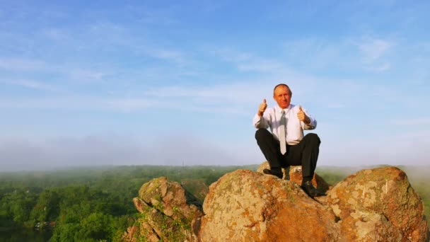 El hombre de negocios muestra que todo es bueno al amanecer. 4K 3840x2160 — Vídeos de Stock