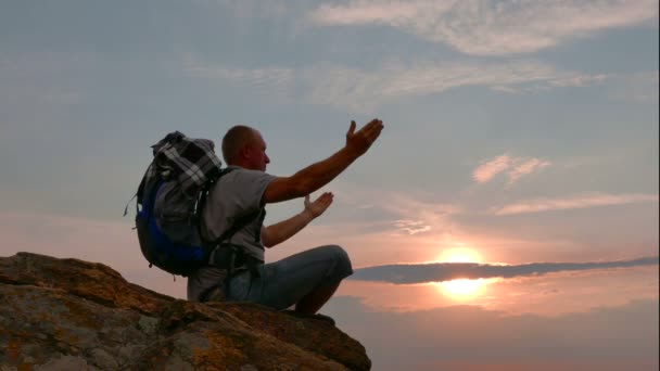 Silueta de hombre meditante turista al amanecer. 4K 3840x2160 — Vídeo de stock