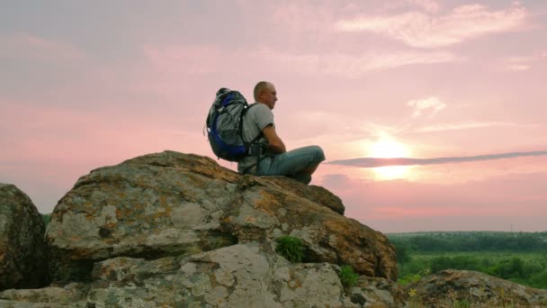 Man turist stå upp och gå bort i soluppgång, solnedgång. 4k 3840 x 2160 — Stockvideo