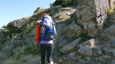  Sopa ve sırt çantası izleme ile kız uzun yürüyüşe çıkan kimse turistik dağ parça kadar gider. , Ateş, Steadicam sahne 1 4 k .3840x2160