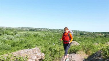  Sopa ve sırt çantası izleme ile kız uzun yürüyüşe çıkan kimse turistik dağ parça kadar gider. , Steadicam vurdu, Sahne 6 4k, 3840 x 2160