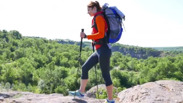 Flicka hiker turist med spårning pinnar och ryggsäck går upp berg spår. , Steadicam skott, scen 6 4k, 3840 x 2160 — Stockvideo