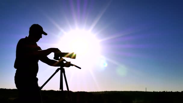 Silhouette d'homme photographe photo paysage et s'en aller. 4K 3840x2160 — Video