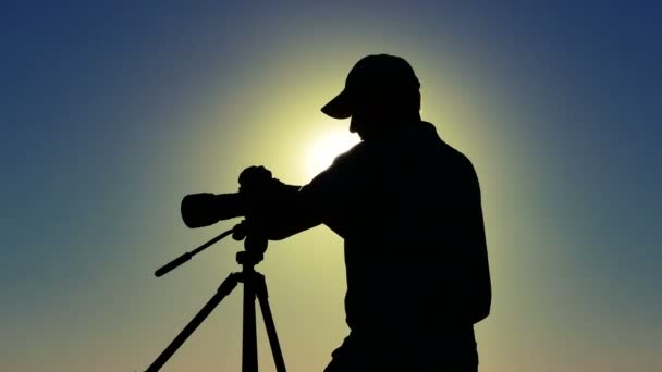 Silhueta de homem fotógrafo atirar paisagem com sol. 4K 3840x2160 com trekking — Vídeo de Stock