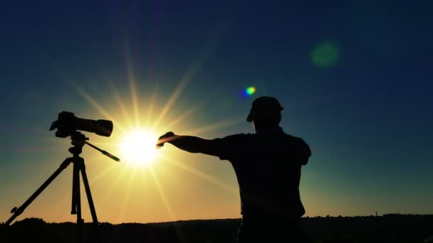 Silhueta de homem fotógrafo atirar paisagem com sol. 4K 3840x2160 com trekking — Vídeo de Stock