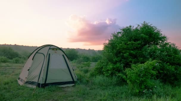 Tienda de camping turístico en buen tiempo de verano. El lapso de tiempo. 4K 3840x2160 — Vídeo de stock