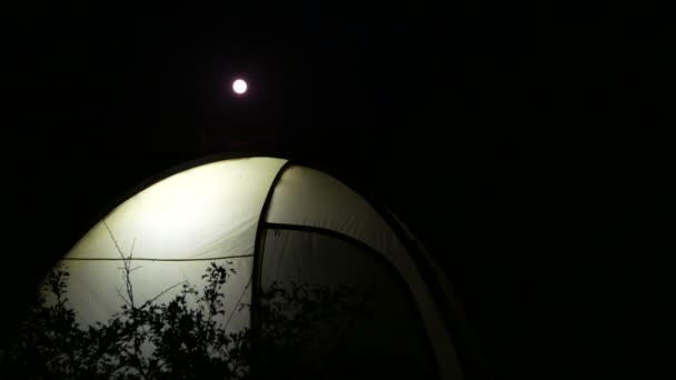 Туристическая палатка для кемпинга и луна в ночное время. Время истекло. 4K 3840x2160 — стоковое видео