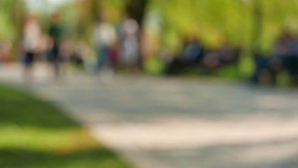 La gente descansa y camina en el parque de la ciudad. Escena borrosa 4K (3840x2160 ) — Vídeos de Stock