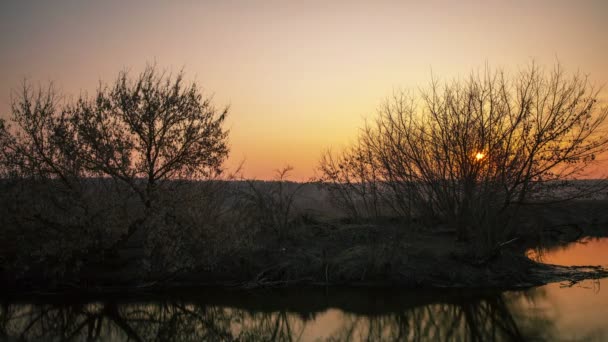 Orange sunrise nära floden landskap. 4k (4096 x 2304) tid förflutit utan fåglar, Raw utgång — Stockvideo