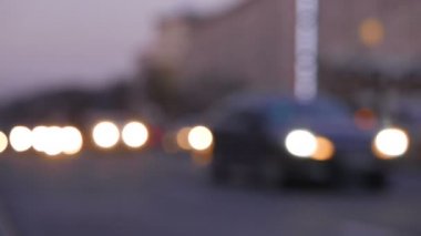 Caddenin üzerinde otomobil farlar harekete geçirilir. 4k (3840 x 2160)   