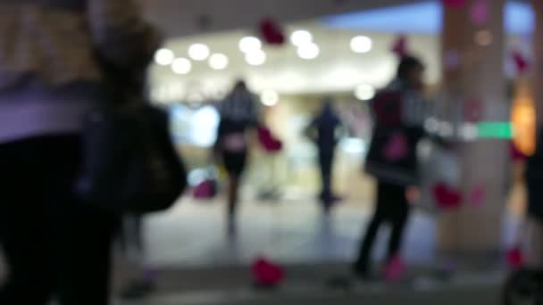 Вхід до торгового центру з силуетами. 4K (3840x2160) Розмита сцена — стокове відео