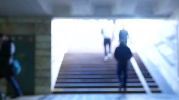 Merdiven üzerinde insan siluetleri. 4 k (3840 x 2160) bulanık sahne — Stok video