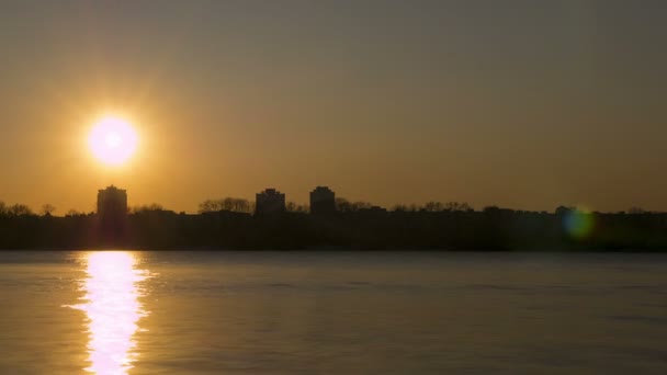 Ηλιοβασίλεμα στον ποταμό στο city.4k (4096 x 2304) Time lapse χωρίς πουλιά, Raw εξόδου — Αρχείο Βίντεο