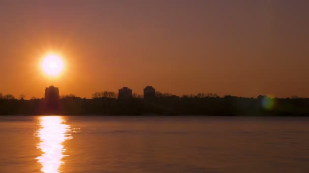 Červený západ slunce na řece city.4k (4096 × 2304) časová prodleva bez ptáků, Raw výstup — Stock video